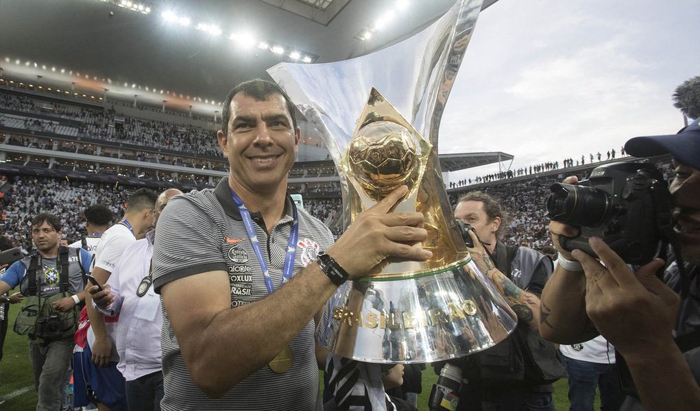 Diretoria do Corinthians anunciou na noite desta terça-feira o acerto do técnico Fábio Carille com o Al-Wehda, da Arábia Saudita; em nota divulgada à imprensa, a diretoria revelou que foi avisada às 20h10 de que o treinador aceitou a oferta do clube do Oriente Médio; auxiliar Osmar Loss assume a equipe já a partir desta quinta, contra o Millonarios, em Itaquera, pela Libertadores (Foto: Aquiles Lins) Diretoria do Corinthians anunciou na noite desta terça-feira o acerto do técnico Fábio Carille com o Al-Wehda, da Arábia Saudita; em nota divulgada à imprensa, a diretoria revelou que foi avisada às 20h10 de que o treinador aceitou a oferta do clube do Oriente Médio; auxiliar Osmar Loss assume a equipe já a partir desta quinta, contra o Millonarios, em Itaquera, pela Libertadores