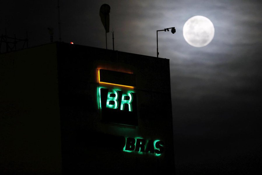 O tom negativo prevalecia na bolsa brasileira nesta quinta-feira, com as ações da Petrobras despencando mais de 10%, em meio a preocupações sobre a influência política na empresa, após a estatal reduzir o preço do diesel em razão dos protestos dos caminhoneiros; às 12:16, o Ibovespa caía 1,64%, a 79.542 pontos (Foto: Paulo Emílio) O tom negativo prevalecia na bolsa brasileira nesta quinta-feira, com as ações da Petrobras despencando mais de 10%, em meio a preocupações sobre a influência política na empresa, após a estatal reduzir o preço do diesel em razão dos protestos dos caminhoneiros; às 12:16, o Ibovespa caía 1,64%, a 79.542 pontos