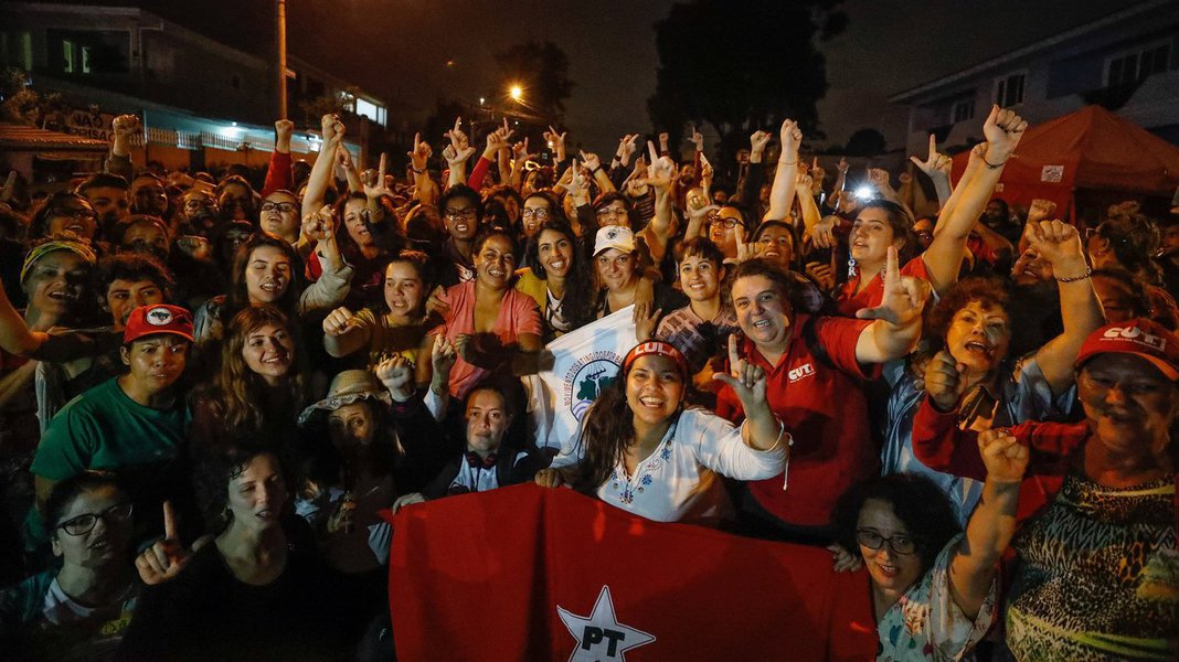Curitiba PR 10 04 2018 Bela Gil visita acampamento de resistência Lula Livre em Curitiba Fotos: Ricardo Stuckert (Foto: Beth Sahão) Curitiba PR 10 04 2018 Bela Gil visita acampamento de resistência Lula Livre em Curitiba Fotos: Ricardo Stuckert