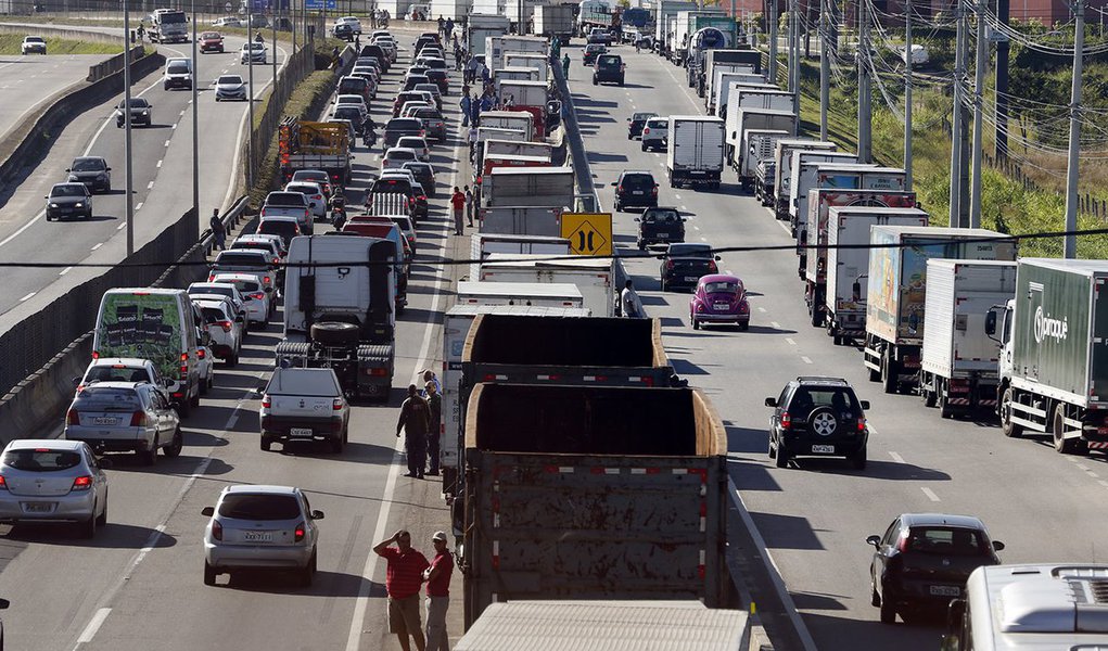 O terceiro dia de manifestações nas rodovias do Rio contra o preço do combustível prejudica a entrega de combustível nos postos e empresas de ônibus; empresários já anunciaram que devem reduzir a frota e empresas que não tinham estoque estão recorrendo ao abastecimento em postos de gasolina; prefeitura do Rio aconselha a população a recorrer ao transporte coletivo que não usa diesel, como o metrô, os trens e o VLT (Foto: Voney Malta) O terceiro dia de manifestações nas rodovias do Rio contra o preço do combustível prejudica a entrega de combustível nos postos e empresas de ônibus; empresários já anunciaram que devem reduzir a frota e empresas que não tinham estoque estão recorrendo ao abastecimento em postos de gasolina; prefeitura do Rio aconselha a população a recorrer ao transporte coletivo que não usa diesel, como o metrô, os trens e o VLT
