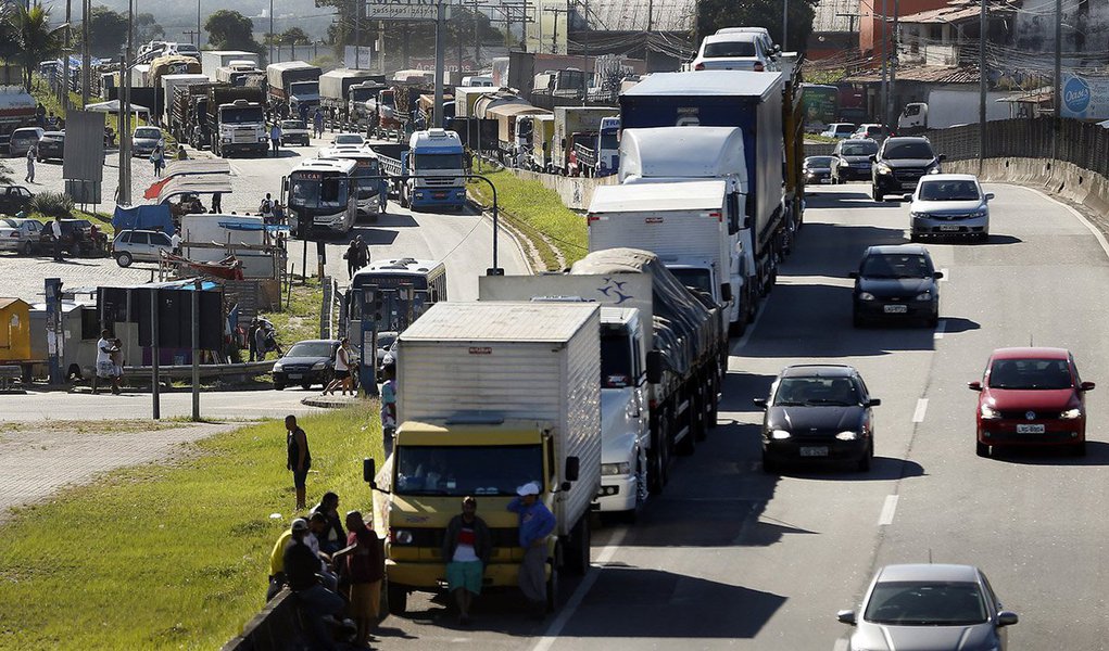 Em nota, a Frente Brasil Popular afirmou que "a politica de refino do governo Michel Temer tirou o foco da Petrobrás do abastecimento nacional e tornou o preço dos derivados flutuantes"; "As mudanças, algumas vezes diárias, passaram a seguir o preço do barril internacional sem qualquer proteção ao consumidor e preocupação com o desenvolvimento brasileiro" (Foto: Leonardo Lucena) Em nota, a Frente Brasil Popular afirmou que "a politica de refino do governo Michel Temer tirou o foco da Petrobrás do abastecimento nacional e tornou o preço dos derivados flutuantes"; "As mudanças, algumas vezes diárias, passaram a seguir o preço do barril internacional sem qualquer proteção ao consumidor e preocupação com o desenvolvimento brasileiro"