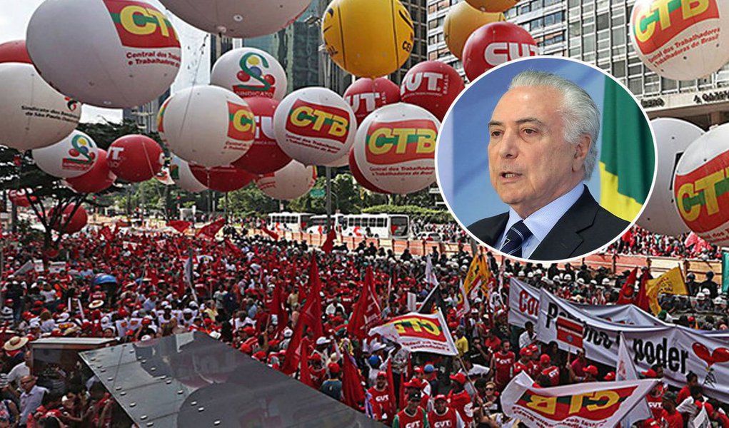 As seis maiores centrais sindicais do País divulgaram nesta sexta-feira, 25, nota conjunta em que condenam a decisão do governo de Michel Temer de utilizar o Exército contra a greve dos caminhoneiros, que paralisa o País pelo quinto dia; "A proposta do governo, de convocar as Forças Armadas como instrumento de repressão, é querer apagar fogo com gasolina, ou seja: só vai acirrar o conflito e dificultar uma solução equilibrada", diz a nota assinada pelos dirigentes da CUT, Força Sindical, UGT, CTB, Nova Central e CSB (Foto: Aquiles Lins) As seis maiores centrais sindicais do País divulgaram nesta sexta-feira, 25, nota conjunta em que condenam a decisão do governo de Michel Temer de utilizar o Exército contra a greve dos caminhoneiros, que paralisa o País pelo quinto dia; "A proposta do governo, de convocar as Forças Armadas como instrumento de repressão, é querer apagar fogo com gasolina, ou seja: só vai acirrar o conflito e dificultar uma solução equilibrada", diz a nota assinada pelos dirigentes da CUT, Força Sindical, UGT, CTB, Nova Central e CSB