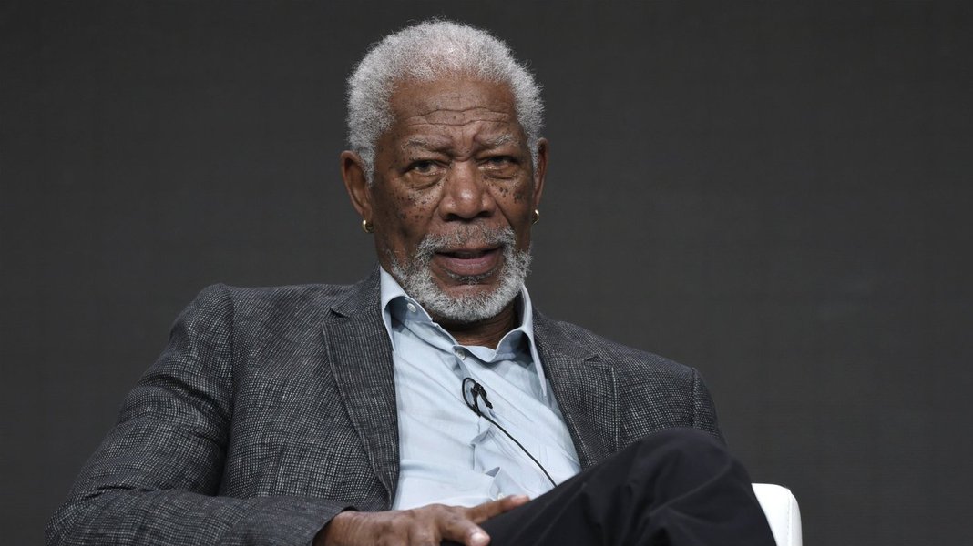 De 16 mulheres ouvidas pela rede de televisão CNN, oito acusaram o ator americano Morgan Freeman de assédio sexual; as demais relataram que o ator teve “comportamento inapropriado”; um dos casos mostrados envolve uma assistente de produção do filme "Despedida em grande estilo" (2017); ela disse à emissora que Freeman "ficou tentando levantar minha saia e perguntando se eu estava usando calcinha" (Foto: Voney Malta) De 16 mulheres ouvidas pela rede de televisão CNN, oito acusaram o ator americano Morgan Freeman de assédio sexual; as demais relataram que o ator teve “comportamento inapropriado”; um dos casos mostrados envolve uma assistente de produção do filme "Despedida em grande estilo" (2017); ela disse à emissora que Freeman "ficou tentando levantar minha saia e perguntando se eu estava usando calcinha"