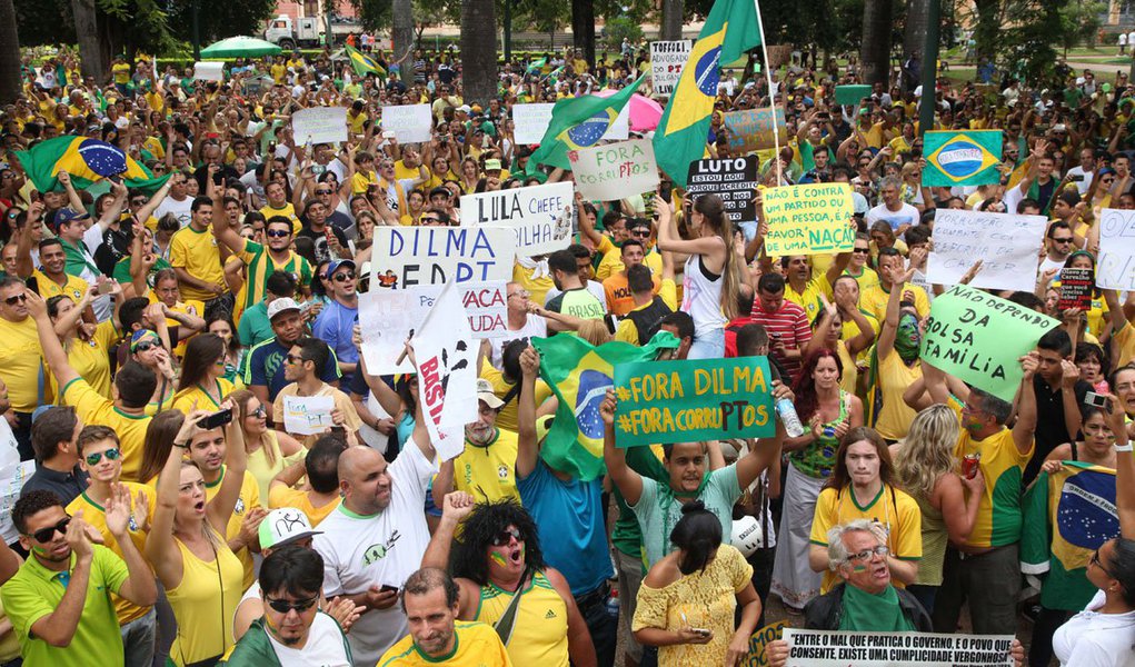 Fotos Publicas .Credito Marcelo Sant Anna/15/03/2015.Cidade Belo Horizonte - Local: Praça da Liberdade, manifestação ato contra governo Dilma e corrupção na Petrobras. (Foto: Aquiles Lins) Fotos Publicas .Credito Marcelo Sant Anna/15/03/2015.Cidade Belo Horizonte - Local: Praça da Liberdade, manifestação ato contra governo Dilma e corrupção na Petrobras.