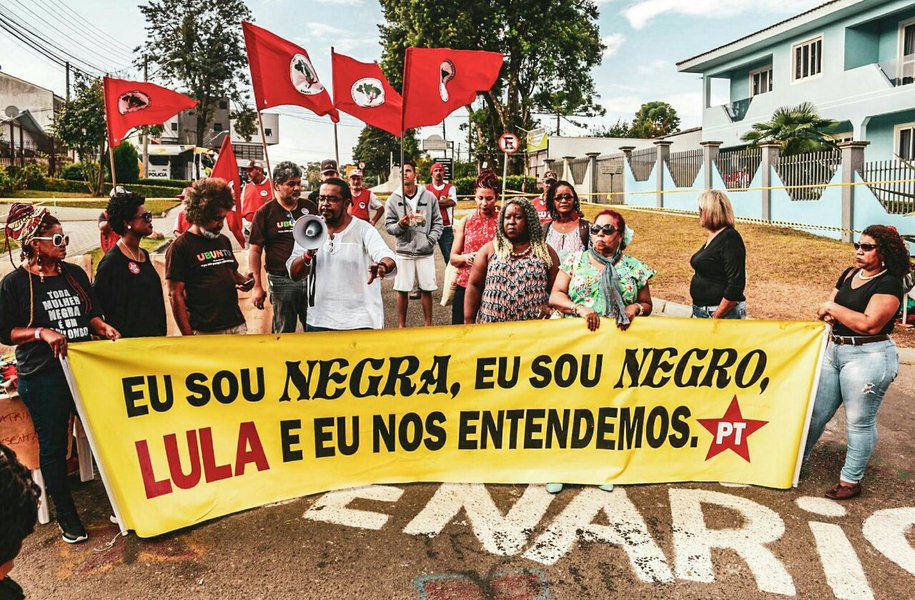 Movimento negro em vigília pede liberdade do ex-presidente Lula (Foto: Paulo Emílio) Movimento negro em vigília pede liberdade do ex-presidente Lula