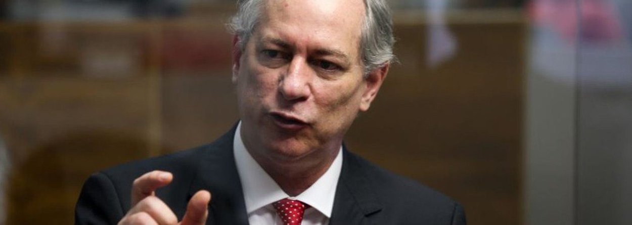 O presidenciável Ciro Gomes (PDT-CE) criticou o que chamou de "invasão absolutamente intolerável" de atribuições democráticas por parte do Ministério Público e da Justiça, que, segundo ele, querem governar no lugar do Executivo; de acordo com o pedetista, "o Ministério Público quer governar no lugar de todo mundo"; "O Judiciário quer governar no lugar de todo mundo" (Foto: Leonardo Lucena) O presidenciável Ciro Gomes (PDT-CE) criticou o que chamou de "invasão absolutamente intolerável" de atribuições democráticas por parte do Ministério Público e da Justiça, que, segundo ele, querem governar no lugar do Executivo; de acordo com o pedetista, "o Ministério Público quer governar no lugar de todo mundo"; "O Judiciário quer governar no lugar de todo mundo"