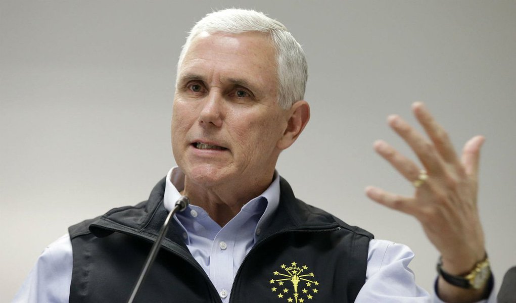 O vice-presidente dos Estados Unidos, Mike Pence, disse que a expulsão de dois diplomatas norte-americanos pela Venezuela terá uma "resposta rápida", mas não deu detalhes sobre as medidas consideradas por Washington; expulsões marcaram a mais recente escalada de tensão entre os dois países, depois que os EUA impuseram sanções contra o governo venezuelano em resposta pelo que denunciaram como eleições "falsas", no domingo (Foto: Paulo Emílio) O vice-presidente dos Estados Unidos, Mike Pence, disse que a expulsão de dois diplomatas norte-americanos pela Venezuela terá uma "resposta rápida", mas não deu detalhes sobre as medidas consideradas por Washington; expulsões marcaram a mais recente escalada de tensão entre os dois países, depois que os EUA impuseram sanções contra o governo venezuelano em resposta pelo que denunciaram como eleições "falsas", no domingo