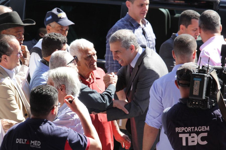 O governador José Eliton recebeu na quinta-feira (24) o título de Cidadão Montebelense, honraria que lhe foi entregue durante sessão solene realizada na Câmara Municipal de São Luís de Montes Belos; a agenda de Eliton em São Luís de Montes Belos foi extensa; e teve também vistoria das obras de construção da Unidade Estadual de Saúde Especializada (USE), centro de diagnóstico de média e alta complexidade e orientação terapêutica, que reunirá 21 especialidades médicas para atendimento aos pacientes encaminhados pela rede básica de saúde; no total, o Estado investe R$ 17 milhões na obra (Foto: José Barbacena) O governador José Eliton recebeu na quinta-feira (24) o título de Cidadão Montebelense, honraria que lhe foi entregue durante sessão solene realizada na Câmara Municipal de São Luís de Montes Belos; a agenda de Eliton em São Luís de Montes Belos foi extensa; e teve também vistoria das obras de construção da Unidade Estadual de Saúde Especializada (USE), centro de diagnóstico de média e alta complexidade e orientação terapêutica, que reunirá 21 especialidades médicas para atendimento aos pacientes encaminhados pela rede básica de saúde; no total, o Estado investe R$ 17 milhões na obra
