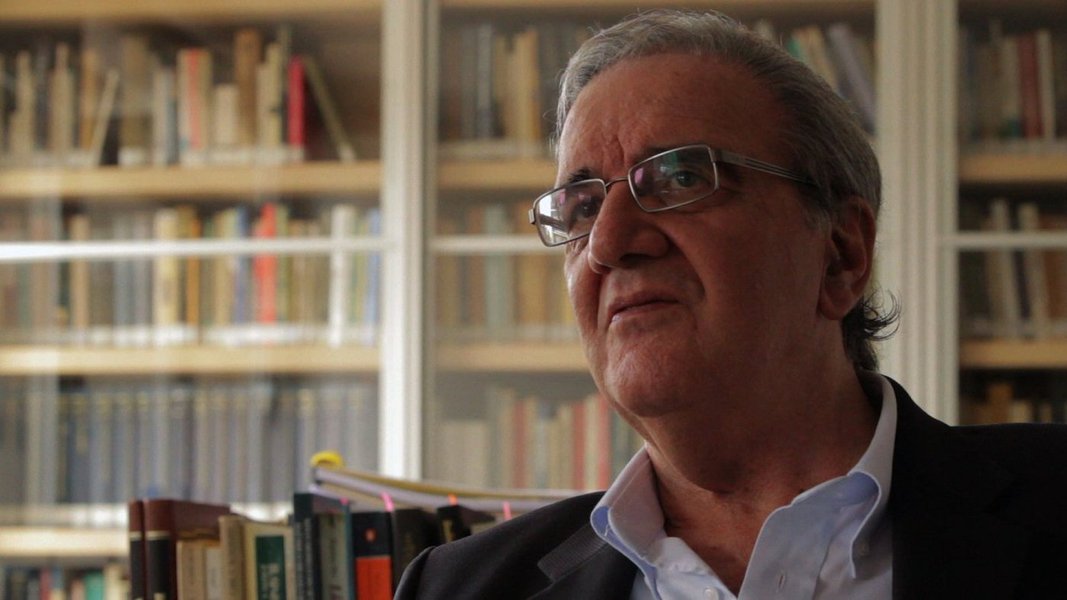 "O Banco Central, contrariando a opinião quase unânime do mercado, manteve a taxa Selic em 6,5% ao ano na quarta-feira 16", escreve Luiz Gonzaga Belluzzo na Carta Capital; "Os prejuízos pipocaram. Assim faleceu aos 19 anos de idade o programa brasileiro de metas de inflação. Gêmeo de outros espalhados ao redor do planeta, sucumbiu após uma infância difícil, maltratado pelos pais desde pequeno. O menor golpe de vento já o deixava enfermo e, ainda assim, insistiram em deixar janelas e portas abertas expondo o desafortunado às intempéries do ambiente externo", completa (Foto: Paulo Emílio) "O Banco Central, contrariando a opinião quase unânime do mercado, manteve a taxa Selic em 6,5% ao ano na quarta-feira 16", escreve Luiz Gonzaga Belluzzo na Carta Capital; "Os prejuízos pipocaram. Assim faleceu aos 19 anos de idade o programa brasileiro de metas de inflação. Gêmeo de outros espalhados ao redor do planeta, sucumbiu após uma infância difícil, maltratado pelos pais desde pequeno. O menor golpe de vento já o deixava enfermo e, ainda assim, insistiram em deixar janelas e portas abertas expondo o desafortunado às intempéries do ambiente externo", completa
