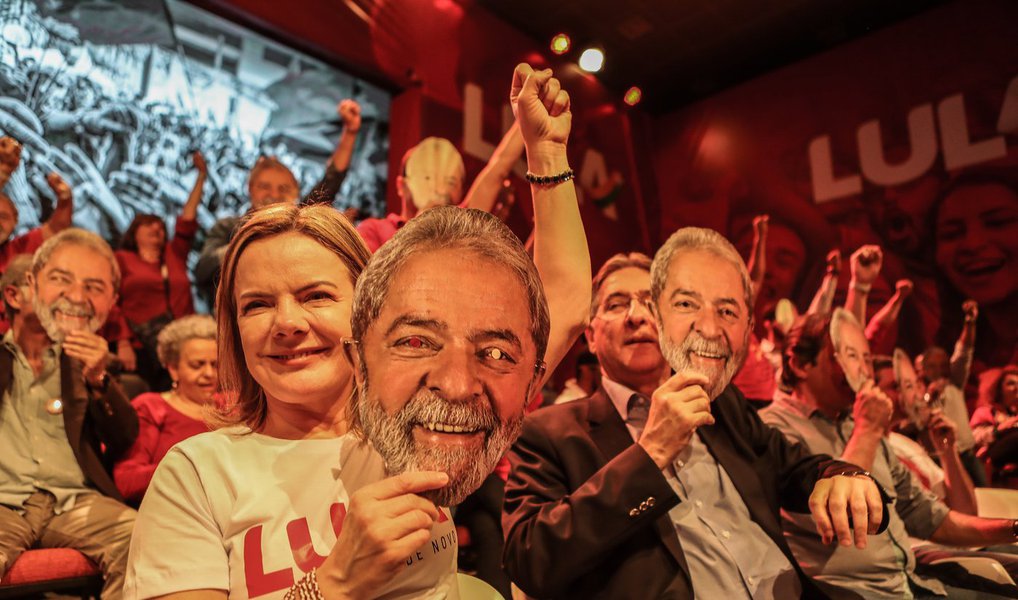 "Minha candidatura representa a esperança, e vamos levá-la até as últimas consequências, porque temos ao nosso lado a força do povo", diz Lula, que lidera todas as pesquisas e vem sendo mantido como preso político em Curitiba para ser excluído do processo eleitoral; ontem, militantes do PT usaram máscaras no lançamento da sua candidatura (Foto: Leonardo Attuch) "Minha candidatura representa a esperança, e vamos levá-la até as últimas consequências, porque temos ao nosso lado a força do povo", diz Lula, que lidera todas as pesquisas e vem sendo mantido como preso político em Curitiba para ser excluído do processo eleitoral; ontem, militantes do PT usaram máscaras no lançamento da sua candidatura