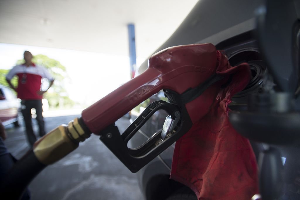 O Brasil nunca importou tanto óleo diesel. Com o aumento dos preços do petróleo, a conta vai ficar cada vez mais cara para o Brasil, elevando o custo de produção de todos os produtos nacionais, visto que o principal meio de transporte de mercadorias usado no país ainda é o caminhão movido a diesel (Foto: Miguel do Rosário) O Brasil nunca importou tanto óleo diesel. Com o aumento dos preços do petróleo, a conta vai ficar cada vez mais cara para o Brasil, elevando o custo de produção de todos os produtos nacionais, visto que o principal meio de transporte de mercadorias usado no país ainda é o caminhão movido a diesel