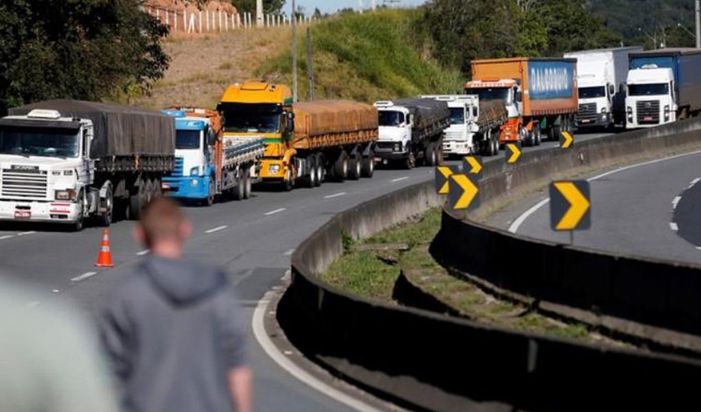 A paralisação dos caminhoneiros autônomos do país, iniciada na véspera, deve continuar na quarta-feira, apesar do aceno do governo nesta terça-feira sobre redução de um dos tributos que incidem sobre o preço do diesel; o presidente da entidade que organiza o movimento dos caminhoneiros autônomos do país, Abcam, José da Fonseca Lopes, afirmou que a redução da Cide não é suficiente; “Isso não resolve o problema”, disse Lopes (Foto: Leonardo Attuch) A paralisação dos caminhoneiros autônomos do país, iniciada na véspera, deve continuar na quarta-feira, apesar do aceno do governo nesta terça-feira sobre redução de um dos tributos que incidem sobre o preço do diesel; o presidente da entidade que organiza o movimento dos caminhoneiros autônomos do país, Abcam, José da Fonseca Lopes, afirmou que a redução da Cide não é suficiente; “Isso não resolve o problema”, disse Lopes