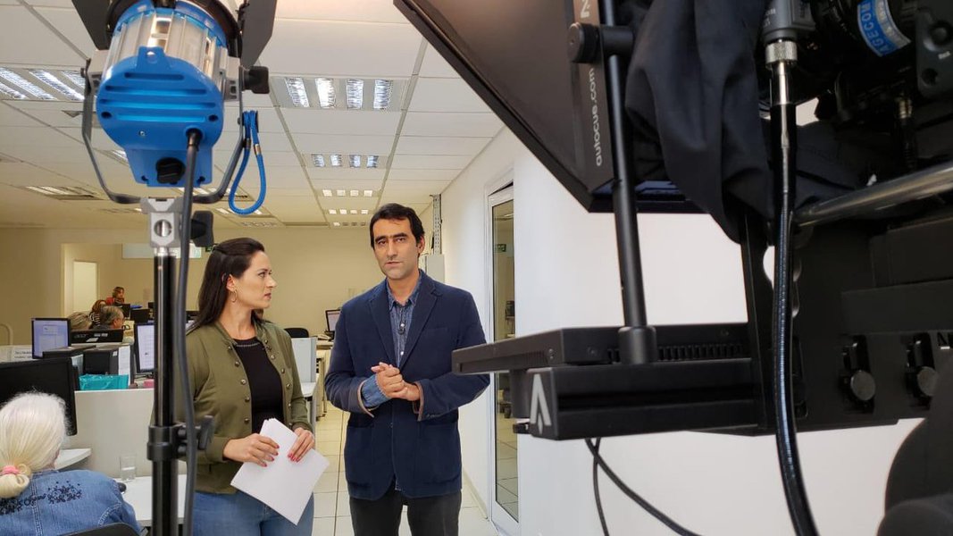 Na manhã desta terça-feira (22), o diretor presidente do jornal A Redação, João Unes, participou do boletim de Hora em Hora da nova TV Brasil Central; em entrevista, ele contou um pouco sobre o prêmio Mais Influentes na Internet em Goiás, que o jornal recebeu pela sexta vez; “O prêmio é reflexo do trabalho incansável, que acontece 24 horas, da nossa equipe de jornalistas”, afirmou João Unes ao falar da premiação, que reconhece o trabalho dos veículos de comunicação em Goiás. O diretor presidente ainda destacou que o jornal A Redação é um parceiro de longa data da TBC e que é muito bem ver as mudanças estruturais e editoriais (Foto: José Barbacena) Na manhã desta terça-feira (22), o diretor presidente do jornal A Redação, João Unes, participou do boletim de Hora em Hora da nova TV Brasil Central; em entrevista, ele contou um pouco sobre o prêmio Mais Influentes na Internet em Goiás, que o jornal recebeu pela sexta vez; “O prêmio é reflexo do trabalho incansável, que acontece 24 horas, da nossa equipe de jornalistas”, afirmou João Unes ao falar da premiação, que reconhece o trabalho dos veículos de comunicação em Goiás. O diretor presidente ainda destacou que o jornal A Redação é um parceiro de longa data da TBC e que é muito bem ver as mudanças estruturais e editoriais