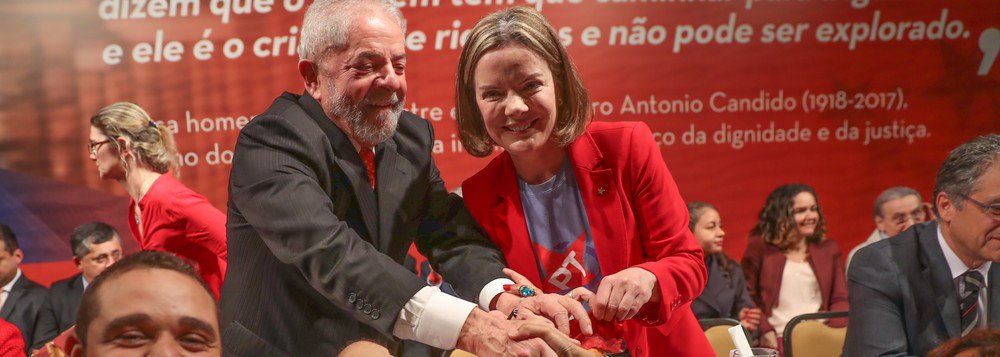 O PT pedirá à Justiça uma autorização para que o ex-presidente Lula possa gravar vídeos com mensagens políticas enquanto estiver preso; a presidente nacional do PT, senadora Gleisi Hoffmann, disse que Lula "está na prerrogativa dele"; "Ele é um cidadão e pode se manifestar politicamente" (Foto: Leonardo Lucena) O PT pedirá à Justiça uma autorização para que o ex-presidente Lula possa gravar vídeos com mensagens políticas enquanto estiver preso; a presidente nacional do PT, senadora Gleisi Hoffmann, disse que Lula "está na prerrogativa dele"; "Ele é um cidadão e pode se manifestar politicamente"