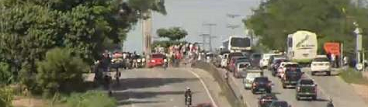 Nas imediações do Km 20 da BR-116, no sentido interior/capital, micro-ônibus e vans ocupam uma das faixas dificultando o trânsito na rodovia. Os topiqueiros se associam aos caminhoneiros contra o preço dos combustíveis (Foto: Fatima 247) Nas imediações do Km 20 da BR-116, no sentido interior/capital, micro-ônibus e vans ocupam uma das faixas dificultando o trânsito na rodovia. Os topiqueiros se associam aos caminhoneiros contra o preço dos combustíveis