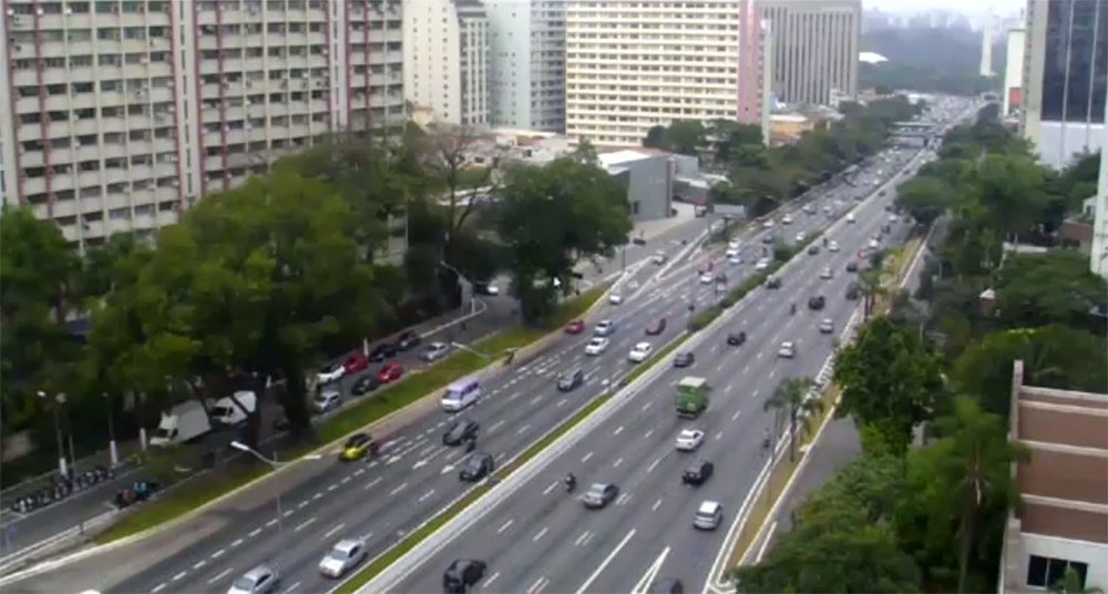 Capital paulista amanheceu com trânsito abaixo da média; segundo a CET, foram registrados 28 quilômetros (Km) de congestionamento às 7h30, quando a média para dias úteis nesse horário varia de 31 a 51 Km; com a greve dos caminhoneiros, muitos postos de combustíveis estão fechados e os motoristas encontram dificuldades para abastecer; frota de ônibus também foi reduzida para 59% devido a falta de combustível (Foto: Paulo Emílio) Capital paulista amanheceu com trânsito abaixo da média; segundo a CET, foram registrados 28 quilômetros (Km) de congestionamento às 7h30, quando a média para dias úteis nesse horário varia de 31 a 51 Km; com a greve dos caminhoneiros, muitos postos de combustíveis estão fechados e os motoristas encontram dificuldades para abastecer; frota de ônibus também foi reduzida para 59% devido a falta de combustível