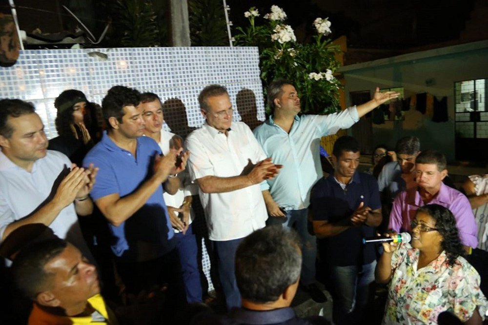 O projeto “Queremos Ouvir Você”, lançado em 2014 pelo então candidato a governador Renan Filho (MDB), está de volta; a versão 2018 terá, além do governador, o senador Renan Calheiros e o deputado federal e ex-ministro de Michel Temer, Maurício Quintella (PR), entre outros políticos, na comunidade Piabas, em Maceió, conversando com os moradores (Foto: Voney Malta) O projeto “Queremos Ouvir Você”, lançado em 2014 pelo então candidato a governador Renan Filho (MDB), está de volta; a versão 2018 terá, além do governador, o senador Renan Calheiros e o deputado federal e ex-ministro de Michel Temer, Maurício Quintella (PR), entre outros políticos, na comunidade Piabas, em Maceió, conversando com os moradores