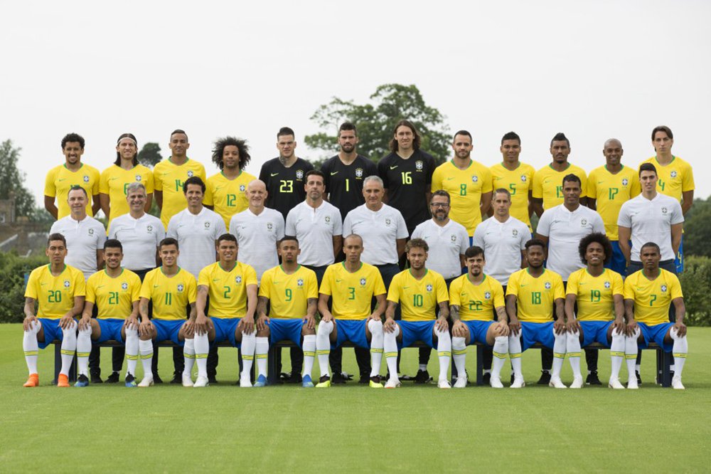 A Confederação Brasileira de Futebol divulgou nesta sexta-feira (8) a foto oficial da seleção brasileira, juntamente com a equipe técnica, para a copa do Mundo Rússia 2018; na foto oficial, a equipe técnica, comandada pelo treinador Tite, usa camiseta branca (Foto: Voney Malta) A Confederação Brasileira de Futebol divulgou nesta sexta-feira (8) a foto oficial da seleção brasileira, juntamente com a equipe técnica, para a copa do Mundo Rússia 2018; na foto oficial, a equipe técnica, comandada pelo treinador Tite, usa camiseta branca