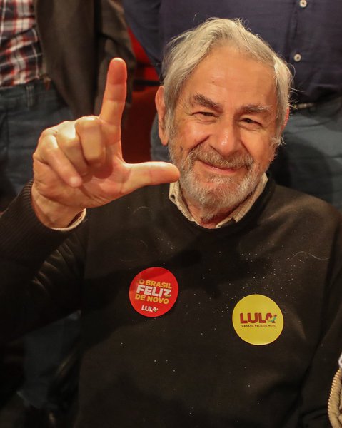 Reconhecido como um dos maiores escritores do país, Raduan Nassar, autor dos clássicos ˜Um Copo de Cólera˜ e "Lavoura Arcaica˜, marcou presença no lançamento da candidatura do ex-presidente Luis Inácio Lula da Silva em Contagem-MG; sempre presente nos atos pela democracia realizados pelo campo democrático antes da prisão do líder nas pesquisas para a presidência, Raduan, como de costume, não falou, mas sua imagem continua sendo uma das mais fortes no presente momento histórico que se organiza em torno da redemocratização do país (Foto: Gustavo Conde) Reconhecido como um dos maiores escritores do país, Raduan Nassar, autor dos clássicos ˜Um Copo de Cólera˜ e "Lavoura Arcaica˜, marcou presença no lançamento da candidatura do ex-presidente Luis Inácio Lula da Silva em Contagem-MG; sempre presente nos atos pela democracia realizados pelo campo democrático antes da prisão do líder nas pesquisas para a presidência, Raduan, como de costume, não falou, mas sua imagem continua sendo uma das mais fortes no presente momento histórico que se organiza em torno da redemocratização do país