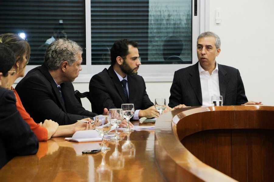 O governador José Eliton se reuniu nesta manhã de terça-feira com deputado estadual Simeyzon Silveira, presidente da Comissão de Minas e Energia da Assembleia Legislativa, e representantes da cadeia produtiva de energia solar do Estado, com objetivo de estabelecer diretrizes de trabalho e implementar propostas que facilitem mais investimentos em energia limpa em Goiás e para que mais empresas do ramo se instalem em território goiano; “Éramos o oitavo e hoje nós somos o sexto estado com energia fotovoltaica, energia limpa. E nossa meta é chegar até o final do ano entre os três maiores estados em produção de energia limpa”, disse o deputado estadual Simeyzon Silveira (Foto: José Barbacena) O governador José Eliton se reuniu nesta manhã de terça-feira com deputado estadual Simeyzon Silveira, presidente da Comissão de Minas e Energia da Assembleia Legislativa, e representantes da cadeia produtiva de energia solar do Estado, com objetivo de estabelecer diretrizes de trabalho e implementar propostas que facilitem mais investimentos em energia limpa em Goiás e para que mais empresas do ramo se instalem em território goiano; “Éramos o oitavo e hoje nós somos o sexto estado com energia fotovoltaica, energia limpa. E nossa meta é chegar até o final do ano entre os três maiores estados em produção de energia limpa”, disse o deputado estadual Simeyzon Silveira
