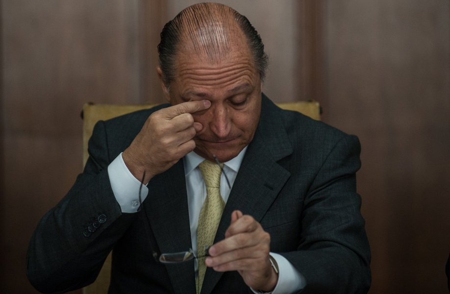 "A Folha escreve o epitáfio de Geraldo Alckmin neste domingo (10), após constatar que o tucano tem o menor índice que um candidato do PSDB já teve em quase 30 anos; Alckmin aparece com apenas 7%", aponta o jornalista Esmael Morais; apoiador do golpe parlamentar que derrubou uma presidente honesta e pôs em seu lugar um sindicato de corruptos, Geraldo Alckmin nem de longe lembra o Alckmin de 2006, quando tinha 29% de intenções no mesmo período, mas acabou derrotado por Lula, que novamente lidera as intenções de voto (Foto: Aquiles Lins) "A Folha escreve o epitáfio de Geraldo Alckmin neste domingo (10), após constatar que o tucano tem o menor índice que um candidato do PSDB já teve em quase 30 anos; Alckmin aparece com apenas 7%", aponta o jornalista Esmael Morais; apoiador do golpe parlamentar que derrubou uma presidente honesta e pôs em seu lugar um sindicato de corruptos, Geraldo Alckmin nem de longe lembra o Alckmin de 2006, quando tinha 29% de intenções no mesmo período, mas acabou derrotado por Lula, que novamente lidera as intenções de voto