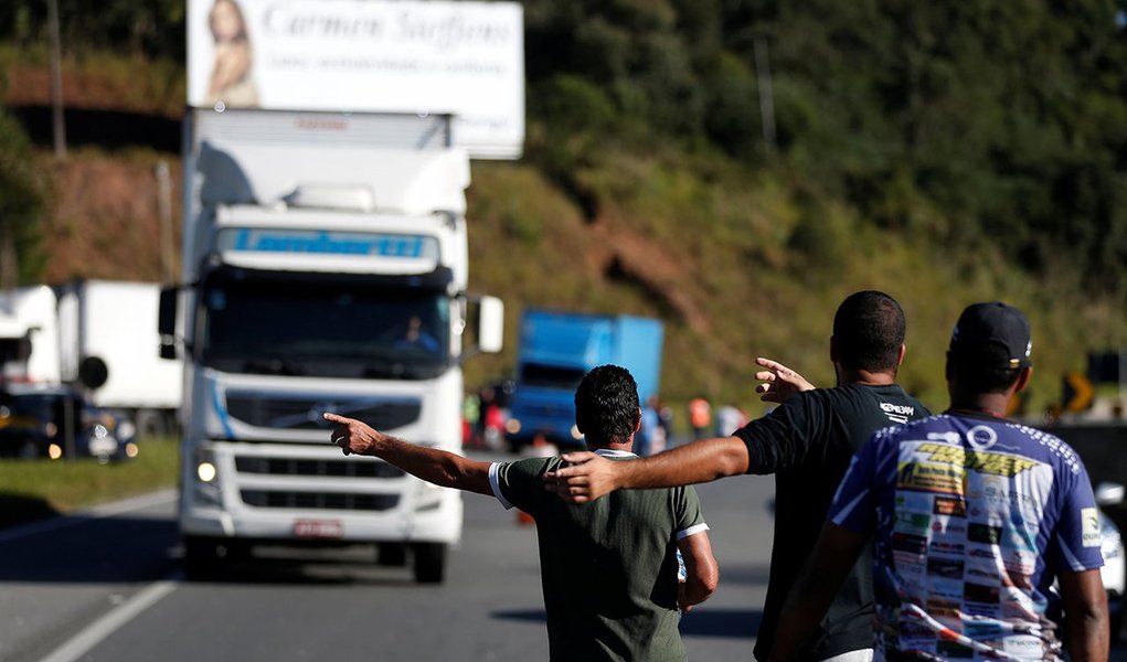 Caminhoneiros fazem gesto para caminhões pararem 22/05/2018 REUTERS/Rodolfo Buhrer (Foto: Paulo Emílio) Caminhoneiros fazem gesto para caminhões pararem 22/05/2018 REUTERS/Rodolfo Buhrer