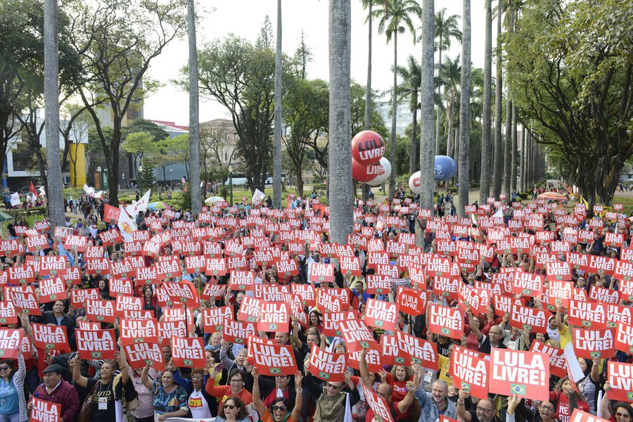 Na próxima quarta-feira (10), a Confederação Nacional dos Trabalhadores em Educação (CNTE) organiza em Curitiba um ato de solidariedade internacional ao ex-presidente Luiz Inácio Lula da Silva, que contará com a presença de David Edwards, secretário-geral da Internacional da Educação; "Os poderosos podem matar uma, duas ou três rosas, mas nunca poderão deter a primavera! Eu sou Lula" (Foto: Lais Gouveia) Na próxima quarta-feira (10), a Confederação Nacional dos Trabalhadores em Educação (CNTE) organiza em Curitiba um ato de solidariedade internacional ao ex-presidente Luiz Inácio Lula da Silva, que contará com a presença de David Edwards, secretário-geral da Internacional da Educação; "Os poderosos podem matar uma, duas ou três rosas, mas nunca poderão deter a primavera! Eu sou Lula"