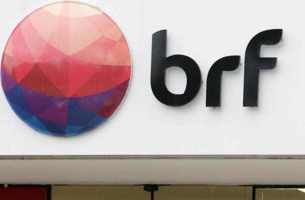 As ações da BRF recuavam cerca de 5% nesta sexta-feira a 21,95 reais, entre os destaques de baixa do Ibovespa, após a China anunciar que vai impor direito antidumping provisório sobre as importações de carne de frango do Brasil; na contramão, JBS avançava mais de 7%, em meio a avaliações de que a empresa sofre um efeito menor e pode até se beneficiar (Foto: Leonardo Lucena) As ações da BRF recuavam cerca de 5% nesta sexta-feira a 21,95 reais, entre os destaques de baixa do Ibovespa, após a China anunciar que vai impor direito antidumping provisório sobre as importações de carne de frango do Brasil; na contramão, JBS avançava mais de 7%, em meio a avaliações de que a empresa sofre um efeito menor e pode até se beneficiar