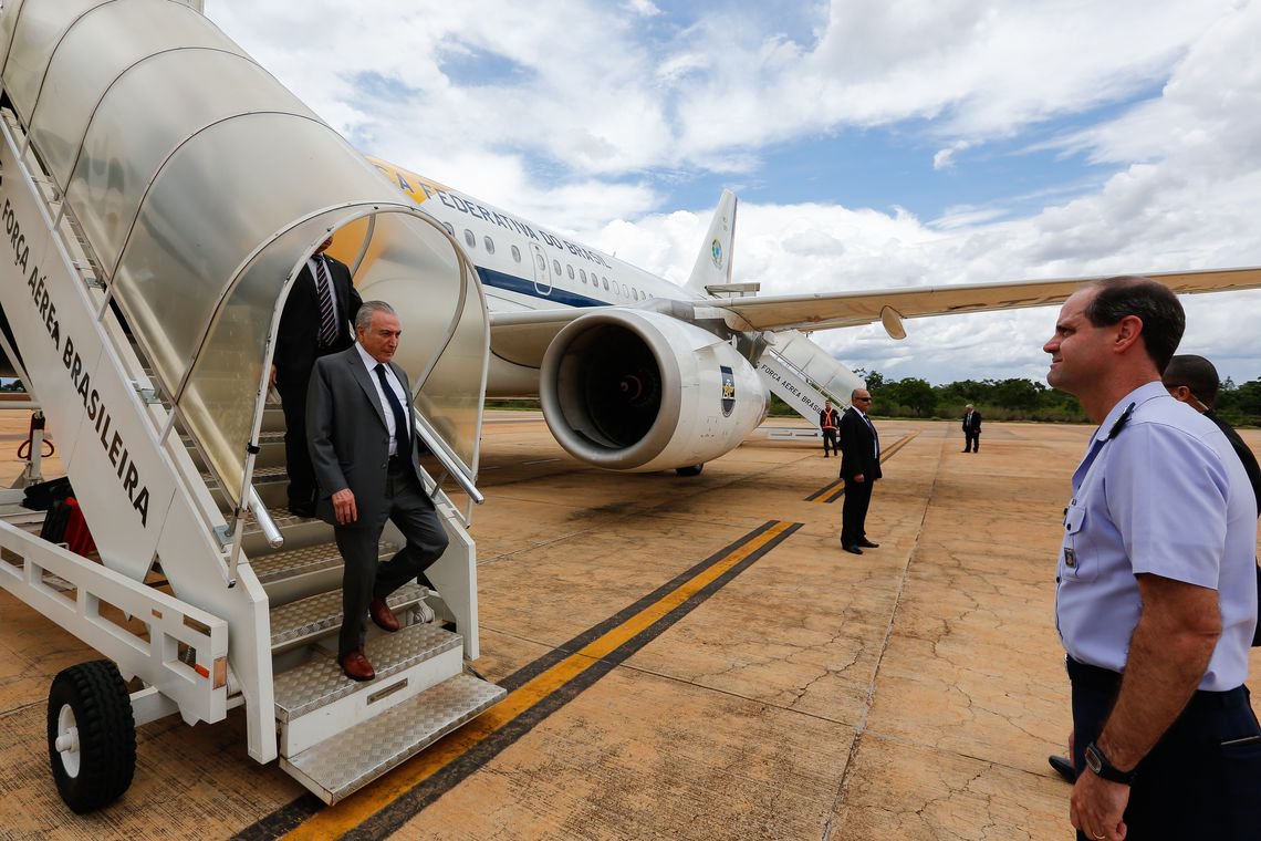 A greve dos caminhoneiros que paralisa o País pelo quinto dia consecutivo atingiu também a logística do governo; o avião Airbus ACJ319, responsável por transportar Michel Temer não tem combustível suficiente para viagens de longa duração; "Se o presidente precisar se deslocar para um destino longo, terá muita dificuldade", disse uma fonte ligada à Presidência da República ao colunista Domingos Fraga (Foto: Aquiles Lins) A greve dos caminhoneiros que paralisa o País pelo quinto dia consecutivo atingiu também a logística do governo; o avião Airbus ACJ319, responsável por transportar Michel Temer não tem combustível suficiente para viagens de longa duração; "Se o presidente precisar se deslocar para um destino longo, terá muita dificuldade", disse uma fonte ligada à Presidência da República ao colunista Domingos Fraga