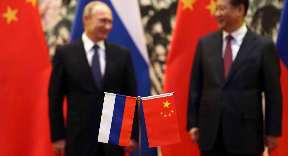 O presidente russo Vladimir Putin e seu homólogo chinês, Xi Jinping deram luz verde a um maior "crescimento da cooperação russo-chinesa no setor financeiro, aumento na participação das moedas nacionais nos pagamentos comerciais, investimentos e financiamento"; além disso, os países concordaram também em "expandir a colaboração em tais áreas como os sistemas de pagamento e seguros" (Foto: Aquiles Lins) O presidente russo Vladimir Putin e seu homólogo chinês, Xi Jinping deram luz verde a um maior "crescimento da cooperação russo-chinesa no setor financeiro, aumento na participação das moedas nacionais nos pagamentos comerciais, investimentos e financiamento"; além disso, os países concordaram também em "expandir a colaboração em tais áreas como os sistemas de pagamento e seguros"