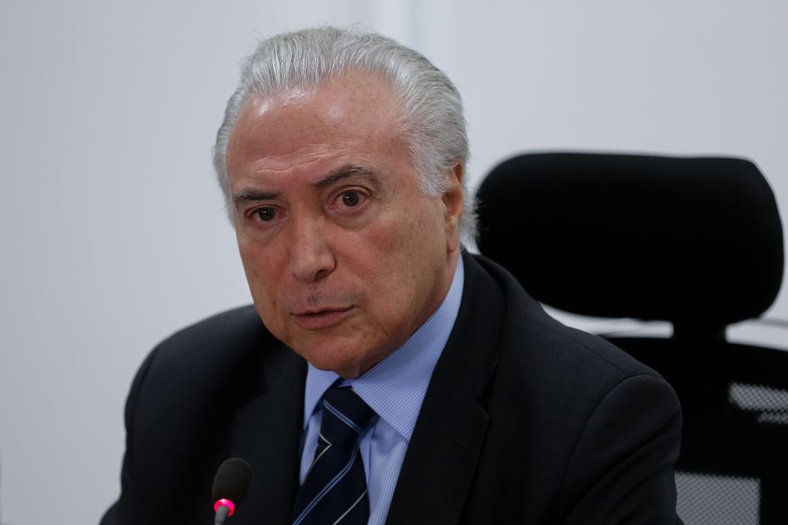 Temer está madurinho para cair. Basta o povo brasileiro balançar o galho. Não faltam caminhões para transportar para bem longe, a carga pesada que ele e sua quadrilha estão colocando sobre os nossos ombros (Foto: Nêggo Tom) Temer está madurinho para cair. Basta o povo brasileiro balançar o galho. Não faltam caminhões para transportar para bem longe, a carga pesada que ele e sua quadrilha estão colocando sobre os nossos ombros