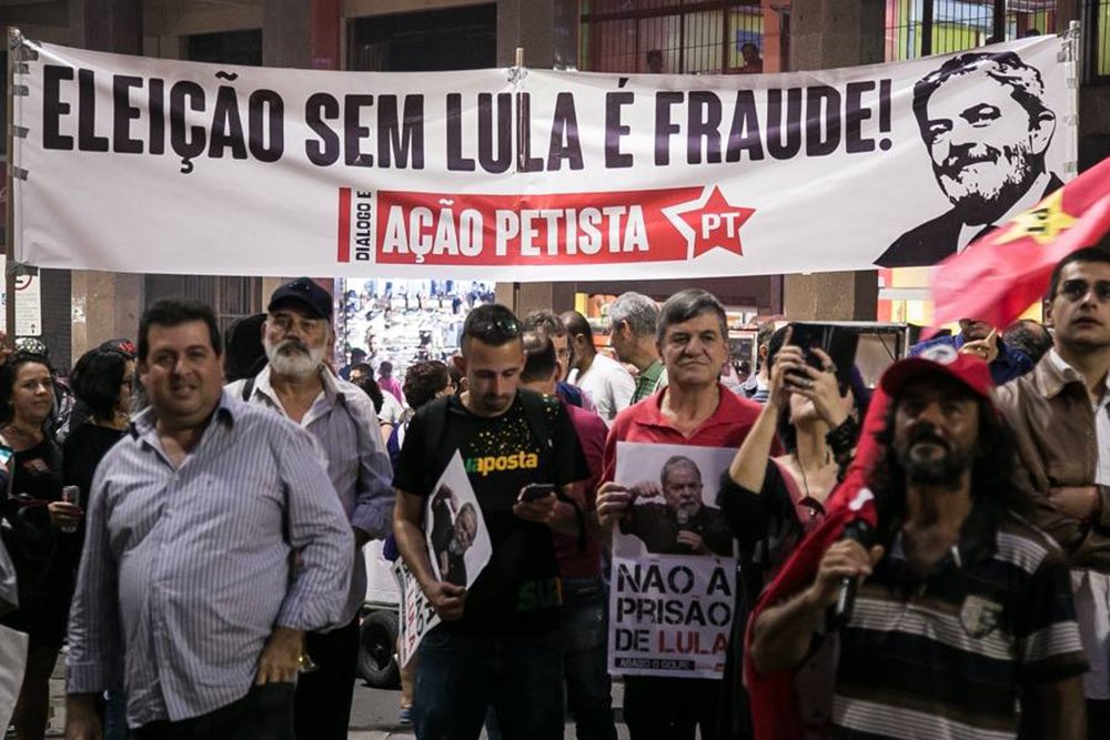 Jornalista Fernando Brito avalia que a nova rodada de pesquisas do Datafolha reafirma o que todos sabem: Lula tem todas as razões do mundo para manter sua candidatura e corresponder ao desejo de uma larga maioria dos eleitores brasileiros; "O país vive a iminência de ser lançado a um desastre institucional, caso se confirme a exclusão do ex-presidente das urnas", diz ele (Foto: Aquiles Lins) Jornalista Fernando Brito avalia que a nova rodada de pesquisas do Datafolha reafirma o que todos sabem: Lula tem todas as razões do mundo para manter sua candidatura e corresponder ao desejo de uma larga maioria dos eleitores brasileiros; "O país vive a iminência de ser lançado a um desastre institucional, caso se confirme a exclusão do ex-presidente das urnas", diz ele