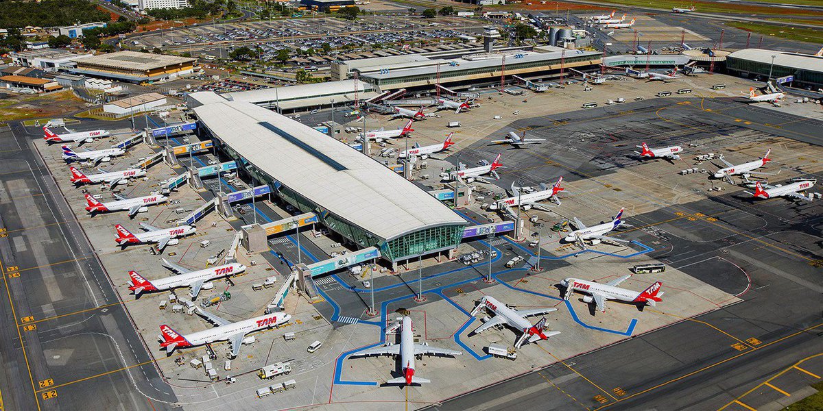 O aeroporto internacional Juscelino Kubitschek só está recebendo pousos de aeronaves que tenham capacidade de decolar sem necessidade de reabastecimento; informação foi dada nesta quinta-feira, 24, pela Inframérica, concessionária que administra o aeroporto de Brasília, por causa da greve dos caminhoneiros; Brasília é o terceiro terminal mais movimentado do Brasil e, por sua posição central, é o maior centro de conexões do país (Foto: Aquiles Lins) O aeroporto internacional Juscelino Kubitschek só está recebendo pousos de aeronaves que tenham capacidade de decolar sem necessidade de reabastecimento; informação foi dada nesta quinta-feira, 24, pela Inframérica, concessionária que administra o aeroporto de Brasília, por causa da greve dos caminhoneiros; Brasília é o terceiro terminal mais movimentado do Brasil e, por sua posição central, é o maior centro de conexões do país