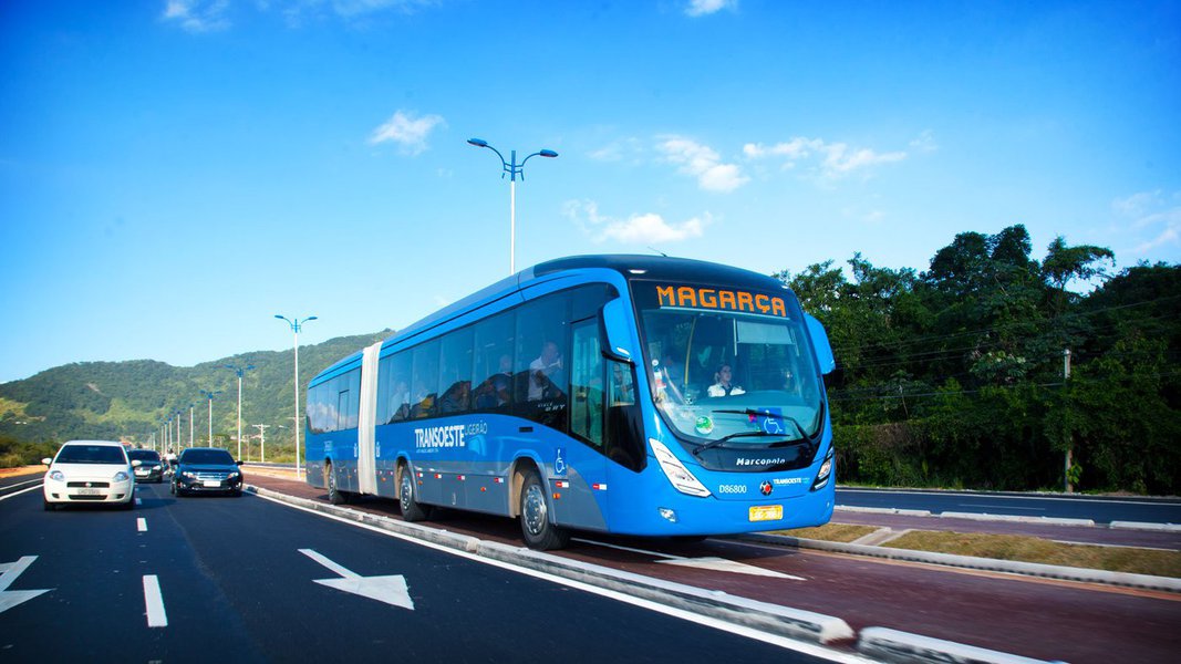 Apesar de ter sido reabastecido no final da tarde de sábado (26), o BRT opera com 56 ônibus, 20% da frota; sem diesel, só 13% dos ônibus estão circulando; as barcas também interromperam algumas linhas; PRF revela que o Estado do Rio ainda tem 24 pontos de bloqueio nas estradas (Foto: Voney Malta) Apesar de ter sido reabastecido no final da tarde de sábado (26), o BRT opera com 56 ônibus, 20% da frota; sem diesel, só 13% dos ônibus estão circulando; as barcas também interromperam algumas linhas; PRF revela que o Estado do Rio ainda tem 24 pontos de bloqueio nas estradas