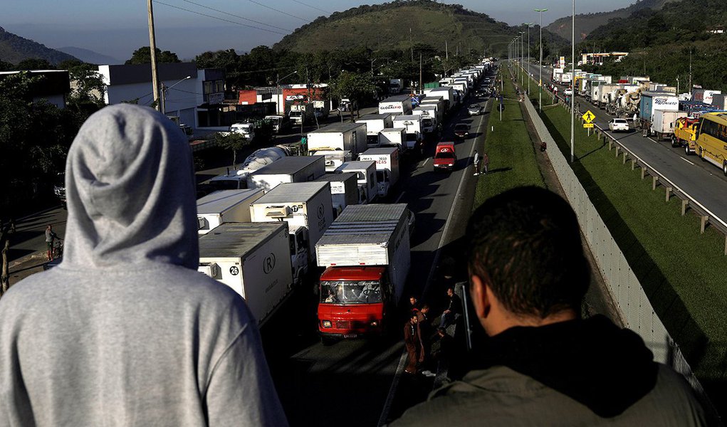 Caminhoneiros bloqueiam BR-116 em Guapimirim, perto do Rio de Janeiro 08/05/2018 REUTERS/Ricardo Moraes (Foto: Paulo Emílio) Caminhoneiros bloqueiam BR-116 em Guapimirim, perto do Rio de Janeiro 08/05/2018 REUTERS/Ricardo Moraes