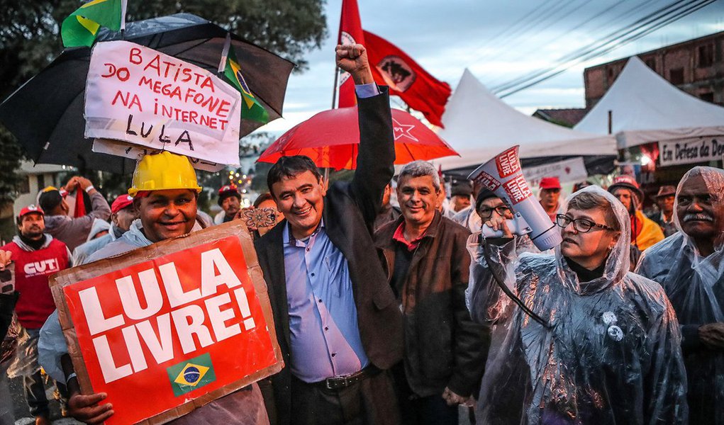 Após visitar Lula em Curitiba, o governador Wellington Dias disse que o ex-presidente fica emocionado quando fala do desmontes dos programas sociais, do preço do gás, do combustível, que coloca os mais pobres em dificuldades; apesar disso, “a gente sai de lá confortado porque ele é uma pessoa que a gente chega com a intenção de dar força e é ele que dá força pra gente”, afirmou o governador (Foto: Voney Malta) Após visitar Lula em Curitiba, o governador Wellington Dias disse que o ex-presidente fica emocionado quando fala do desmontes dos programas sociais, do preço do gás, do combustível, que coloca os mais pobres em dificuldades; apesar disso, “a gente sai de lá confortado porque ele é uma pessoa que a gente chega com a intenção de dar força e é ele que dá força pra gente”, afirmou o governador