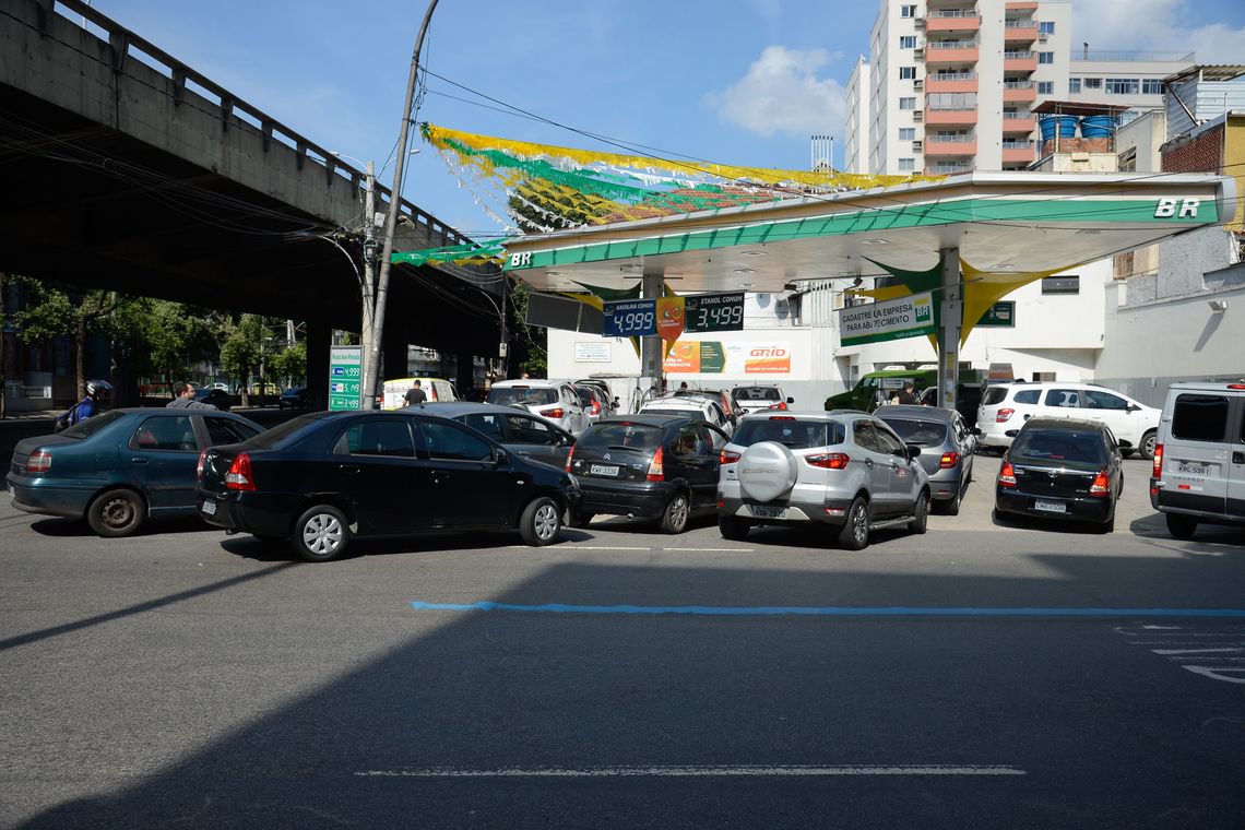 O governo propôs a caminhoneiros, que nesta quinta-feira completam o quarto dia de paralisações no país, bancar uma redução de 10% no preço do diesel por 30 dias para tentar colocar fim ao movimento que gera desabastecimento em várias cidades, disse o deputado federal Osmar Terra (MDB-RS), que estava presente em reunião do governo do presidente Michel Temer com caminhoneiros no Planalto; aumentos passarão a ser a cada 30 dias e não mais diariamente (Foto: Aquiles Lins) O governo propôs a caminhoneiros, que nesta quinta-feira completam o quarto dia de paralisações no país, bancar uma redução de 10% no preço do diesel por 30 dias para tentar colocar fim ao movimento que gera desabastecimento em várias cidades, disse o deputado federal Osmar Terra (MDB-RS), que estava presente em reunião do governo do presidente Michel Temer com caminhoneiros no Planalto; aumentos passarão a ser a cada 30 dias e não mais diariamente