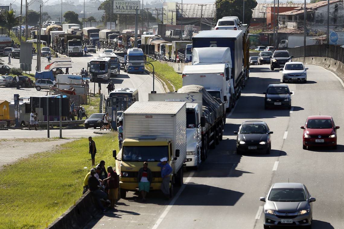 Michel Temer foi alertado sobre a possibilidade de uma greve dos caminhoneiros em pelo menos quatro ocasiões, mas ignorou; em ofícios endereçados ao ministro da Casa Civil, Eliseu Padilha, e ao próprio Temer, os dirigentes de entidades caminhoneiros pediram para serem recebidos a fim de discutir uma solução para o aumento diário do diesel e a carga tributária incidente sobre o combustível (Foto: Aquiles Lins) Michel Temer foi alertado sobre a possibilidade de uma greve dos caminhoneiros em pelo menos quatro ocasiões, mas ignorou; em ofícios endereçados ao ministro da Casa Civil, Eliseu Padilha, e ao próprio Temer, os dirigentes de entidades caminhoneiros pediram para serem recebidos a fim de discutir uma solução para o aumento diário do diesel e a carga tributária incidente sobre o combustível