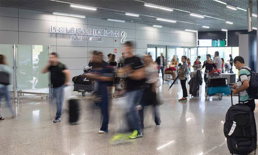 De acordo com a empresa responsável pelo terminal do Aeroporto Internacional Tancredo Neves, em Confins, na Região Metropolitana de Belo Horizonte, 11 decolagens foram canceladas entre 7h45 e 22h15 de hoje e 11 pousos de diferentes origens também foram cancelados; nível dos estoques de combustível continua restrito por causa da greve dos caminhoneiros (Foto: Voney Malta) De acordo com a empresa responsável pelo terminal do Aeroporto Internacional Tancredo Neves, em Confins, na Região Metropolitana de Belo Horizonte, 11 decolagens foram canceladas entre 7h45 e 22h15 de hoje e 11 pousos de diferentes origens também foram cancelados; nível dos estoques de combustível continua restrito por causa da greve dos caminhoneiros
