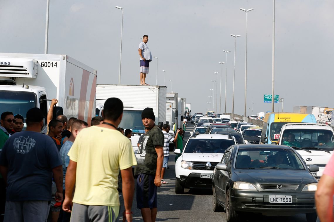 m atendimento à determinação de Michel Temer, militares das Forças Armadas já estão na refinaria Duque de Caxias (Reduc), na Baixada Fluminense, onde alguns caminhoneiros protestam nesta sexta-feira; dentro da refinaria, já há quatro caminhões tanque posicionados no pátio; na via, os manifestantes estão parando alguns caminhões que cruzam a estrada com algum tipo de carga (Foto: Aquiles Lins) m atendimento à determinação de Michel Temer, militares das Forças Armadas já estão na refinaria Duque de Caxias (Reduc), na Baixada Fluminense, onde alguns caminhoneiros protestam nesta sexta-feira; dentro da refinaria, já há quatro caminhões tanque posicionados no pátio; na via, os manifestantes estão parando alguns caminhões que cruzam a estrada com algum tipo de carga
