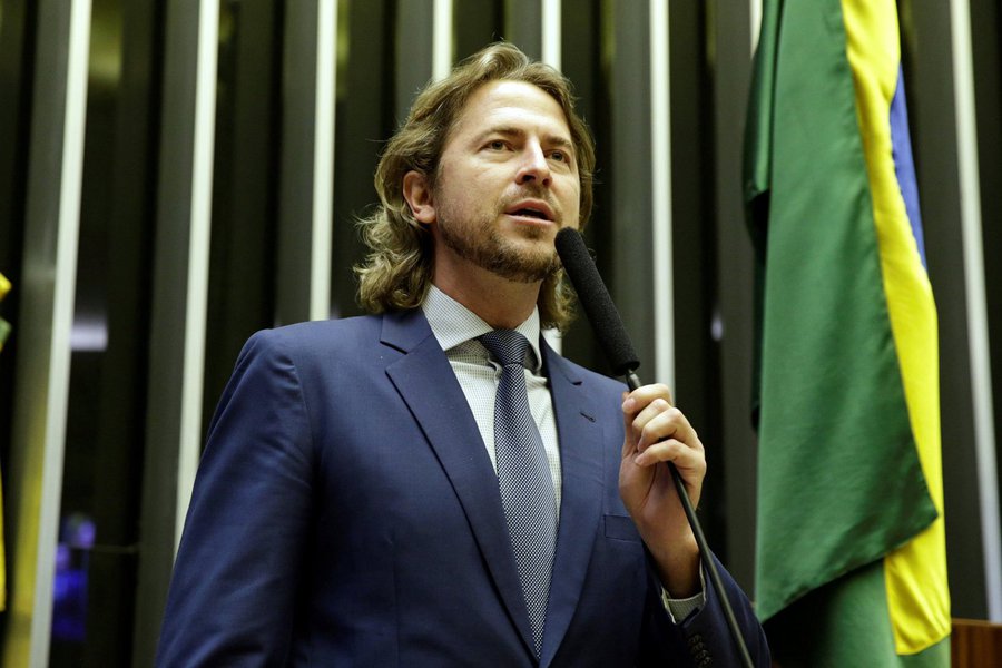 O deputado federal Zeca Dirceu (PT-PR) usou as redes sociais para afirmar que a política de Temer é “entreguista, subordinada aos EUA, bancos, empresas estrangeiras, na Petrobras e em outras áreas”; ele diz que “Temer e seus aliados jogam contra o povo e contra o Brasil, com apoio vergonhoso da maioria do Congresso" (Foto: Voney Malta) O deputado federal Zeca Dirceu (PT-PR) usou as redes sociais para afirmar que a política de Temer é “entreguista, subordinada aos EUA, bancos, empresas estrangeiras, na Petrobras e em outras áreas”; ele diz que “Temer e seus aliados jogam contra o povo e contra o Brasil, com apoio vergonhoso da maioria do Congresso"