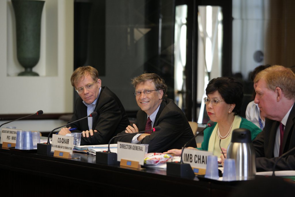 A OMS completa 70 anos dependendo mais de doações voluntárias do que das contribuições obrigatórias dos países-membros. A fundação de Bill Gates arca sozinha com 13% do orçamento total — e essa filantropia não vem de graça. É o que revela artigo de Outra Saúde, do Portal Outras Palavras. Só cerca de 20% do orçamento da OMS vem das contribuições obrigatórias — os outros 80% vêm de doações extras feitas tanto por atores não estatais como por países que contribuem além de sua cota mínima. (Foto: Mauro Lopes) www.brasil247.com - A OMS completa 70 anos dependendo mais de doações voluntárias do que das contribuições obrigatórias dos países-membros. A fundação de Bill Gates arca sozinha com 13% do orçamento total — e essa filantropia não vem de graça. É o que revela artigo de Outra Saúde, do Portal Outras Palavras. Só cerca de 20% do orçamento da OMS vem das contribuições obrigatórias — os outros 80% vêm de doações extras feitas tanto por atores não estatais como por países que contribuem além de sua cota mínima.