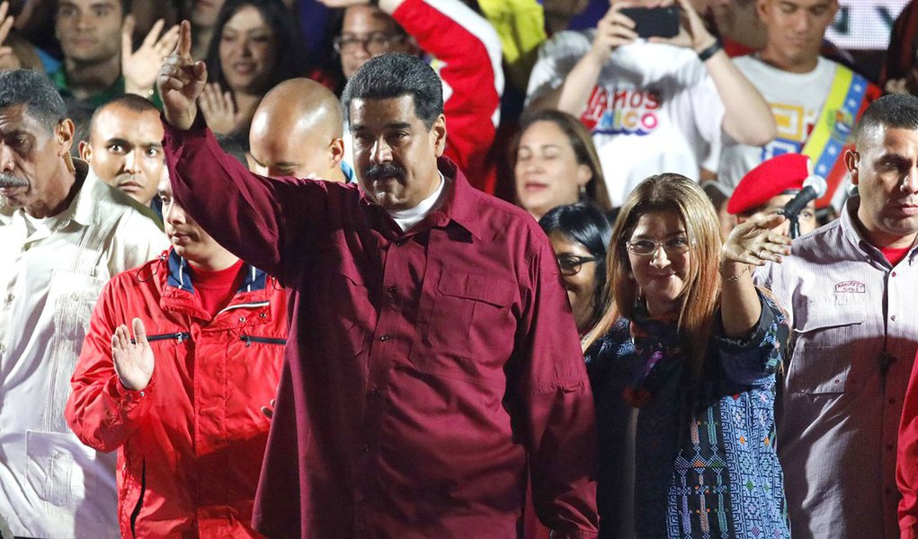 Com 92% dos votos apurados, o Conselho Nacional Eleitoral da Venezuela difundiu um boletim de apuração dando conta da tendência irreversível dos resultados; Nicolás Maduro foi reeleito com 5.823.728 votos; seu principal concorrente, Henri Falcon, alcançou 1.820.552 votos; a presidente do Conselho Nacional Eleitoral (CNE)da Venezuela, Tibisay Lucena, ressaltou que desde as primeiras horas deste domingo (20), o processo eleitoral transcorreu com tranquilidade em todo o país (Foto: Reinaldo) Com 92% dos votos apurados, o Conselho Nacional Eleitoral da Venezuela difundiu um boletim de apuração dando conta da tendência irreversível dos resultados; Nicolás Maduro foi reeleito com 5.823.728 votos; seu principal concorrente, Henri Falcon, alcançou 1.820.552 votos; a presidente do Conselho Nacional Eleitoral (CNE)da Venezuela, Tibisay Lucena, ressaltou que desde as primeiras horas deste domingo (20), o processo eleitoral transcorreu com tranquilidade em todo o país