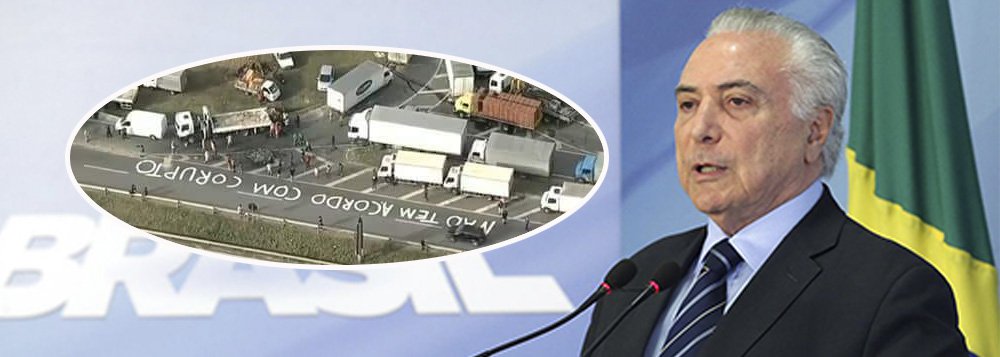 "Deu para ver, pela sua cara, que este é o momento mais grave de seu desastrado governo. Temer exibiu vastas olheiras, sinais de noite mal dormida ou passada em claro para dizer, agora há pouco, em rede nacional de TV, que resolveu partir para o confronto com os caminhoneiros que se recusam a terminar a greve depois do acordo assinado ontem", diz o colunista Alex Solnik; "Quem desafia o acordo tem respaldo de grandes transportadoras, que as há, com mais de 1000 caminhões. Se estas não voltaram ao trabalho mesmo depois de terem suas reivindicações econômicas atendidas, é de se suspeitar que haja outros interesses em jogo, não se sabe quais" (Foto: Alex Solnik) "Deu para ver, pela sua cara, que este é o momento mais grave de seu desastrado governo. Temer exibiu vastas olheiras, sinais de noite mal dormida ou passada em claro para dizer, agora há pouco, em rede nacional de TV, que resolveu partir para o confronto com os caminhoneiros que se recusam a terminar a greve depois do acordo assinado ontem", diz o colunista Alex Solnik; "Quem desafia o acordo tem respaldo de grandes transportadoras, que as há, com mais de 1000 caminhões. Se estas não voltaram ao trabalho mesmo depois de terem suas reivindicações econômicas atendidas, é de se suspeitar que haja outros interesses em jogo, não se sabe quais"