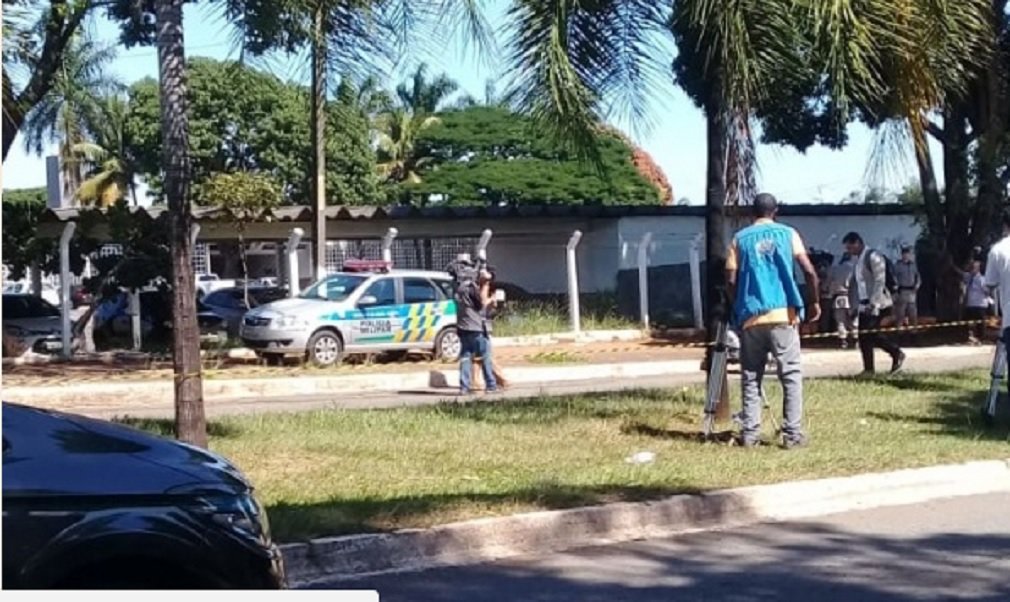 "O incêndio ocorreu em um alojamento do Centro de Internação que culminou com a morte de nove adolescentes infratores e um ferido, que foi levado para o Hugol. O fogo foi provocado pelos internos, que estavam no alojamento. A Superintendência de Polícia Técnico-Científica, por seus peritos compareceu imediatamente no local. As primeiras providências possíveis para combater o foco de incêndio foram tomadas de imediato pelos agentes socioeduativos da unidade, que conseguiram evitar um dano ainda maior", diz a nota divulgada pelo governo de Goiás (Foto: José Barbacena) "O incêndio ocorreu em um alojamento do Centro de Internação que culminou com a morte de nove adolescentes infratores e um ferido, que foi levado para o Hugol. O fogo foi provocado pelos internos, que estavam no alojamento. A Superintendência de Polícia Técnico-Científica, por seus peritos compareceu imediatamente no local. As primeiras providências possíveis para combater o foco de incêndio foram tomadas de imediato pelos agentes socioeduativos da unidade, que conseguiram evitar um dano ainda maior", diz a nota divulgada pelo governo de Goiás