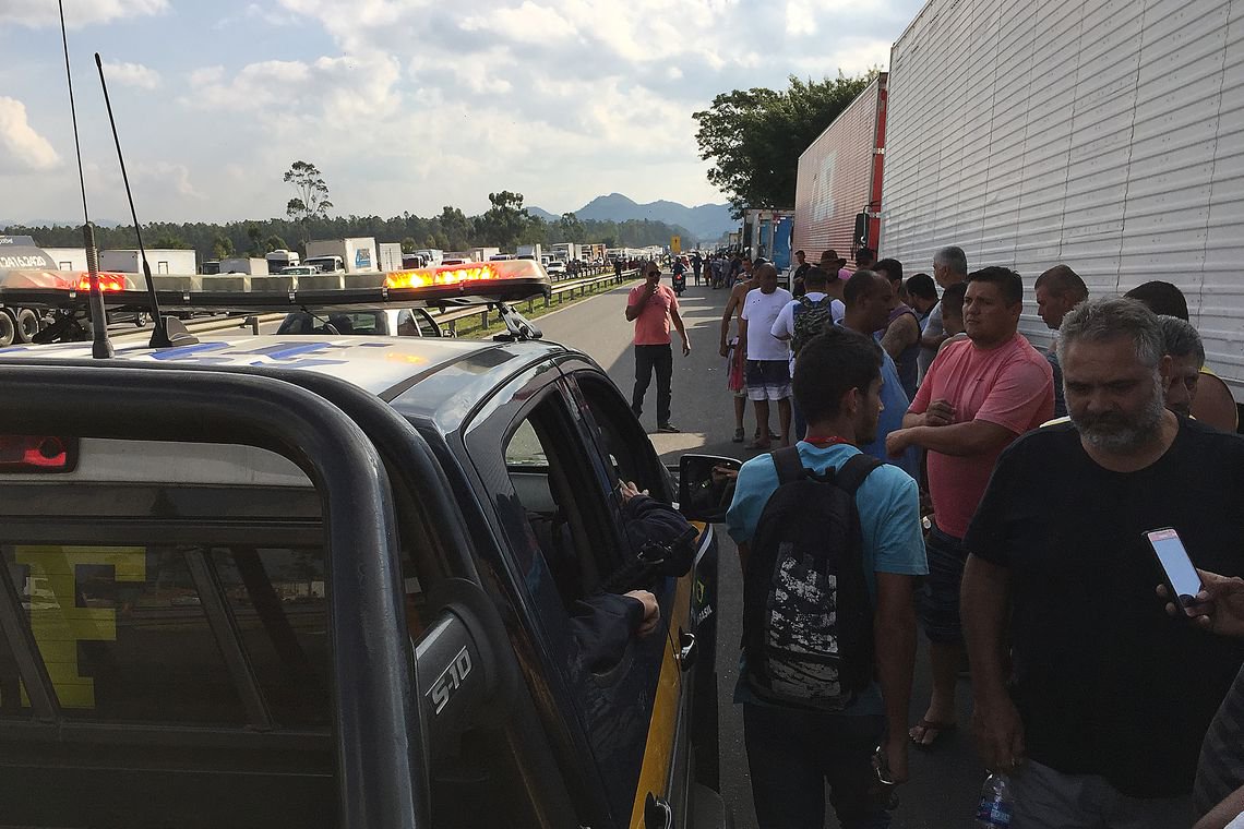 Essa é nossa situação: o movimento grevista mais bem-sucedido acredita que Temer é socialista demais e continuam odiando o PT e todas as centrais sindicais. E a esquerda, massacrada pelo golpe, continua carimbando dinheiro e fazendo tuitaço (Foto: Guilherme Coutinho) Essa é nossa situação: o movimento grevista mais bem-sucedido acredita que Temer é socialista demais e continuam odiando o PT e todas as centrais sindicais. E a esquerda, massacrada pelo golpe, continua carimbando dinheiro e fazendo tuitaço