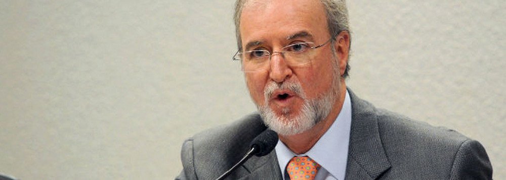 “Embora a prisão de Azeredo estivesse precificada, sua concretização foi recebida como tragédia no PSDB”, informa Daniela Lima, na coluna Painel; “Tucanos da bancada mineira no Congresso adotaram discurso semelhante ao que o PT tem feito em relação a Lula, mas só no anonimato. Os aliados disseram que Azeredo foi vítima de um julgamento político e que a pena de 20 anos é exagerada, compatível à de um assassino. É consenso no partido que a fatura mais cara será cobrada de Alckmin” (Foto: Leonardo Lucena) “Embora a prisão de Azeredo estivesse precificada, sua concretização foi recebida como tragédia no PSDB”, informa Daniela Lima, na coluna Painel; “Tucanos da bancada mineira no Congresso adotaram discurso semelhante ao que o PT tem feito em relação a Lula, mas só no anonimato. Os aliados disseram que Azeredo foi vítima de um julgamento político e que a pena de 20 anos é exagerada, compatível à de um assassino. É consenso no partido que a fatura mais cara será cobrada de Alckmin”