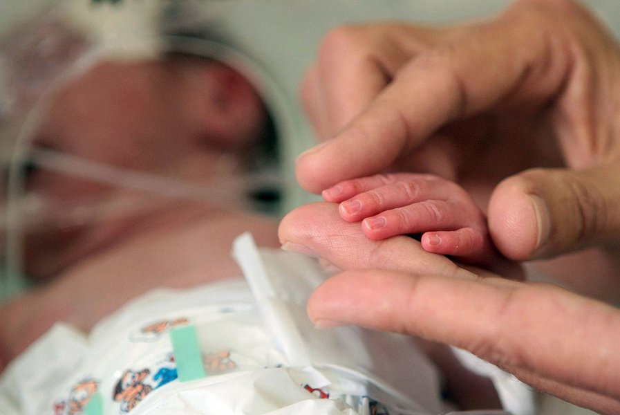 Depois de 15 anos consecutivos de redução, a mortalidade infantil voltou a crescer no Brasil; são alarmantes 11% de crescimento do índice em 2016, comparando-se ao ano anterior; o contingenciamento de verbas constantes e o congelamento das despesas sociais por 20 anos estão no topo das explicações para o retrocesso
(Foto: Gustavo Conde) Depois de 15 anos consecutivos de redução, a mortalidade infantil voltou a crescer no Brasil; são alarmantes 11% de crescimento do índice em 2016, comparando-se ao ano anterior; o contingenciamento de verbas constantes e o congelamento das despesas sociais por 20 anos estão no topo das explicações para o retrocesso