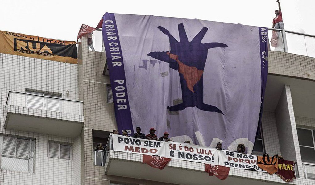 O empresário Fernando Gontijo, que arrematou no último momento, por R$ 2,2 milhões, o triplex do Guarujá cuja propriedade foi atribuída, sem provas, ao ex-presidente Lula, foi condenado por improbidade no âmbito da Operação Confraria, deflagrada em 2005 contra fraudes em licitações na Prefeitura de João Pessoa; Gontijo e outros oito sentenciados – entre eles, o ex-governador do Estado e ex-prefeito de João Pessoa Cícero de Lucena Filho (PSDB), devem pagar multa de R$ 852 mil, por superfaturamento de obras públicas de infraestrutura bancadas com dinheiro de convênios entre a União e a Prefeitura (Foto: Aquiles Lins) O empresário Fernando Gontijo, que arrematou no último momento, por R$ 2,2 milhões, o triplex do Guarujá cuja propriedade foi atribuída, sem provas, ao ex-presidente Lula, foi condenado por improbidade no âmbito da Operação Confraria, deflagrada em 2005 contra fraudes em licitações na Prefeitura de João Pessoa; Gontijo e outros oito sentenciados – entre eles, o ex-governador do Estado e ex-prefeito de João Pessoa Cícero de Lucena Filho (PSDB), devem pagar multa de R$ 852 mil, por superfaturamento de obras públicas de infraestrutura bancadas com dinheiro de convênios entre a União e a Prefeitura