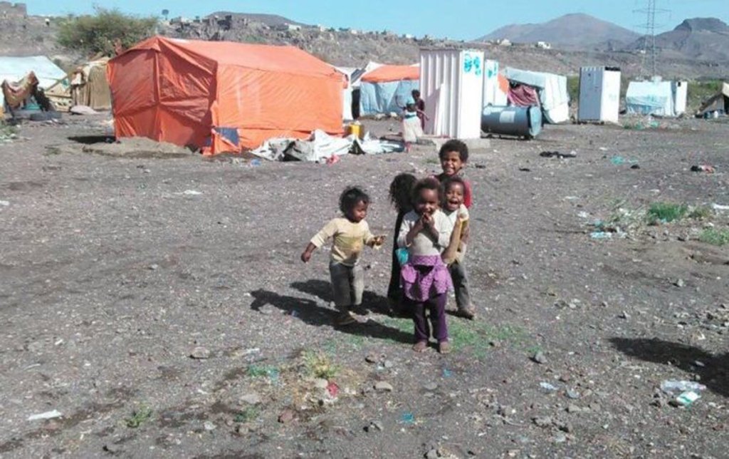 O Iêmen, um dos países mais pobres da região do Oriente Médio, enfrenta uma guerra civil sustentada por divisões internas. A guerra converteu-se em um verdadeiro tabuleiro onde enfrentam-se os interesses dos países maiores, mas, diferentemente do conflito Sírio, no entanto, a violência no Iêmen não parece comover tanto a mídia hegemônica (Foto: Rita Coitinho) O Iêmen, um dos países mais pobres da região do Oriente Médio, enfrenta uma guerra civil sustentada por divisões internas. A guerra converteu-se em um verdadeiro tabuleiro onde enfrentam-se os interesses dos países maiores, mas, diferentemente do conflito Sírio, no entanto, a violência no Iêmen não parece comover tanto a mídia hegemônica